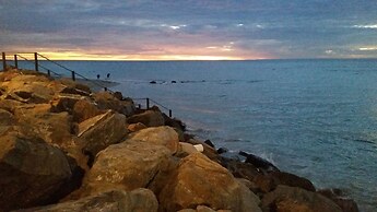 Water Bay Villa Bed and Breakfast