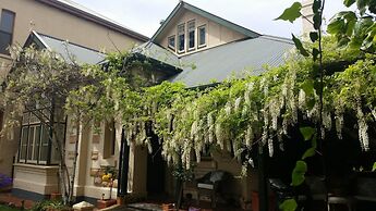 Water Bay Villa Bed and Breakfast