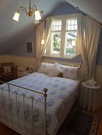 Water Bay Villa Bed and Breakfast