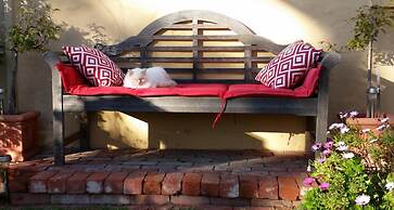 Water Bay Villa Bed and Breakfast