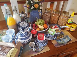 Water Bay Villa Bed and Breakfast