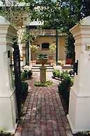 Water Bay Villa Bed and Breakfast