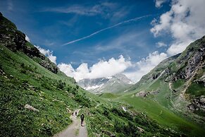 GRAND your home with common kitchens with self check-in