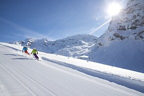 GRAND your home with common kitchens with self check-in