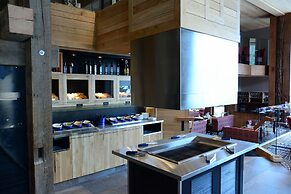 Moose Hotel And Suites