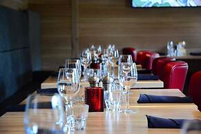 Moose Hotel And Suites