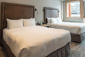Moose Hotel And Suites