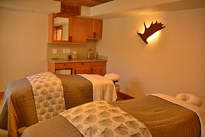 Moose Hotel And Suites