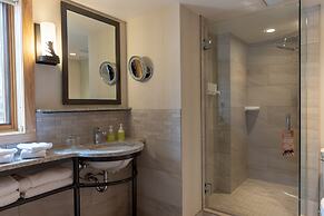 Moose Hotel And Suites