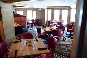 Moose Hotel And Suites