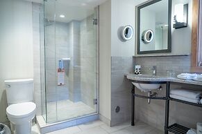 Moose Hotel And Suites