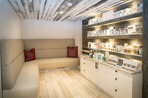 Moose Hotel And Suites