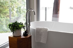 Pointhouse Suites On Sargeant Bay