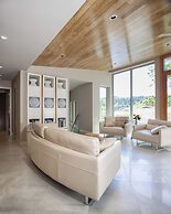 Pointhouse Suites On Sargeant Bay