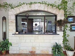 American Inn And Suites by OYO Victoria