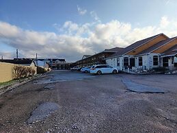 American Inn And Suites by OYO Victoria