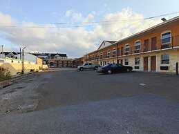 American Inn And Suites by OYO Victoria