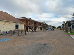 American Inn And Suites by OYO Victoria