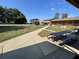 Lake Bluff Inn and Suites