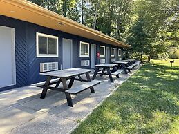 Lake Bluff Inn and Suites