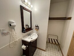 Lake Bluff Inn and Suites