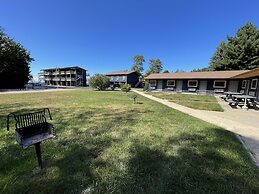 Lake Bluff Inn and Suites