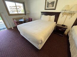 Lake Bluff Inn and Suites