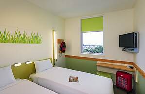 ibis budget Courbevoie Paris la Defense 1