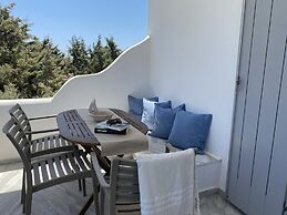 CAELI PAROS by Kostas and Ioanna Studios