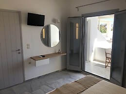 CAELI PAROS by Kostas and Ioanna Studios