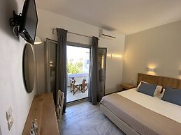 CAELI PAROS by Kostas and Ioanna Studios