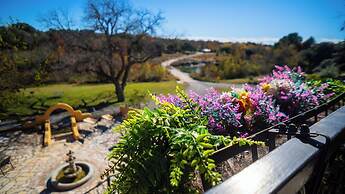 Blanco Riverside Cottages & RV