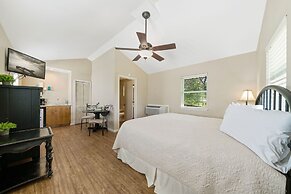 Blanco Riverside Cottages & RV