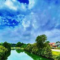 Blanco Riverside Cottages & RV