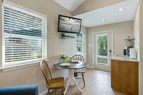 Blanco Riverside Cottages & RV