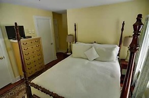 RiverWood Inn
