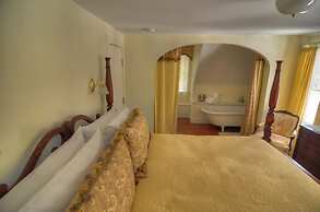 RiverWood Inn