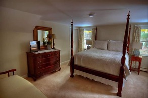 RiverWood Inn