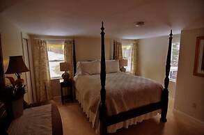 RiverWood Inn