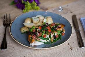 The White Hart, Overton