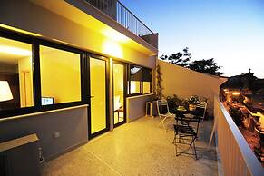 Live in Athens, Psyrri Central Apartments