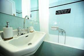 Live in Athens, Psyrri Central Apartments