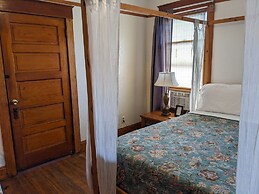 The Oliver House - Adults Only