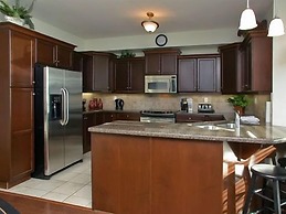 Sunset Waterfront Resort by KelownaGo