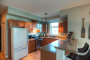 Sunset Waterfront Resort by KelownaGo