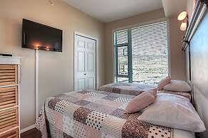 Sunset Waterfront Resort by KelownaGo