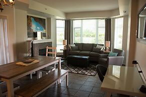 Sunset Waterfront Resort by KelownaGo