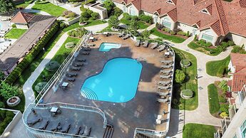 Sunset Waterfront Resort by KelownaGo