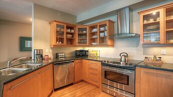 Sunset Waterfront Resort by KelownaGo