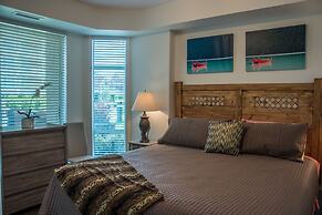 Sunset Waterfront Resort by KelownaGo